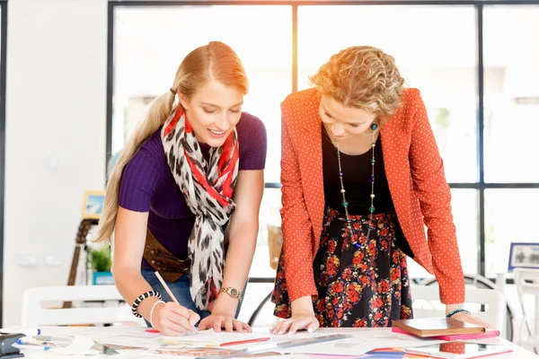 Zwei Büroangestellte am Schreibtisch — Stockfoto