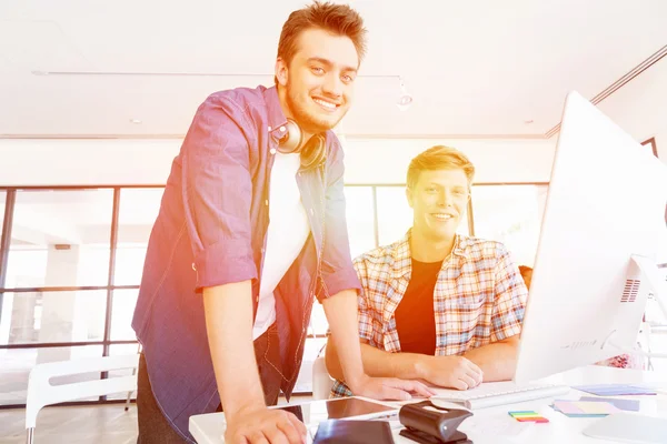 Deux employés de bureau au bureau — Photo