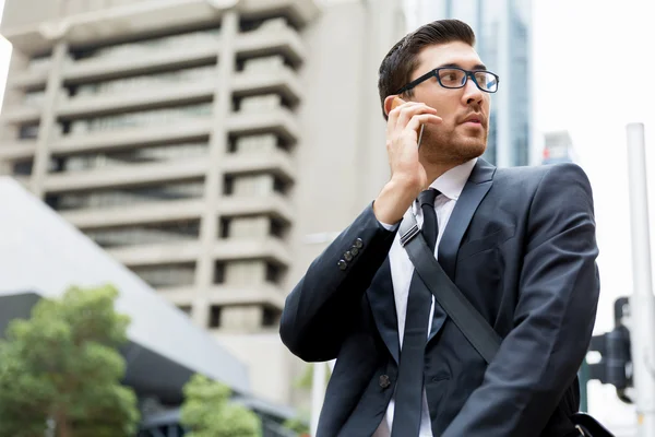 Retrato de hombre de negocios guapo Al aire libre —  Fotos de Stock