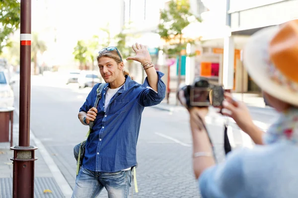 Leende par med kameran — Stockfoto