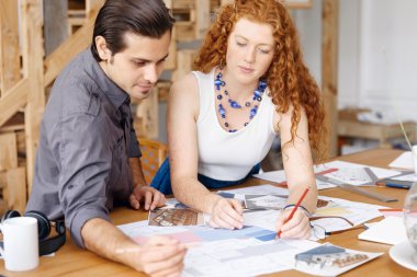 Ofisteki iki genç mimar