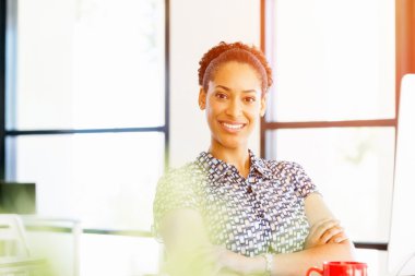 Afro-Amerikan ofis çalışanı iş içinde gülümseyen portresi