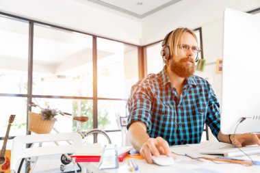 Genç adam ofiste çalışıyor.