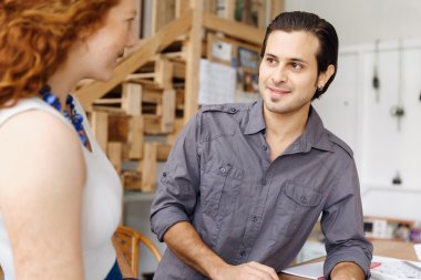 Ofisteki iki genç mimar