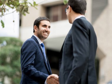 onların el sıkışan iki iş adamları