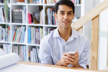 Genç adam mimar ofis