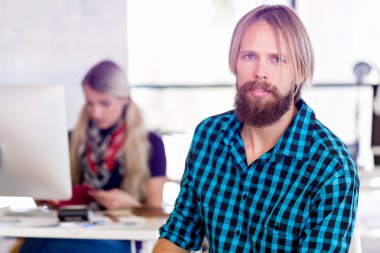 Genç adam ofiste çalışıyor.