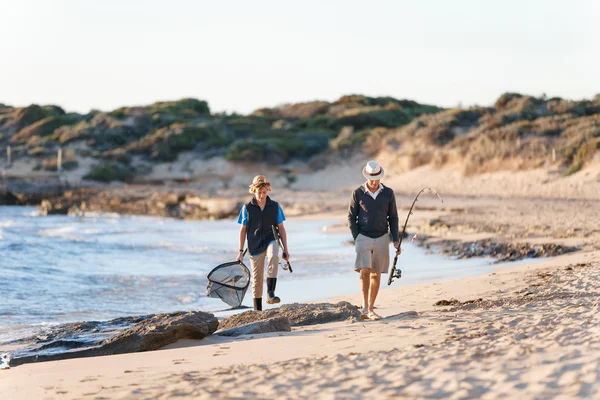 Senior homme pêche avec son petit-fils — Photo