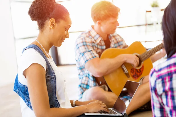 Giovani impiegati o studenti — Foto Stock