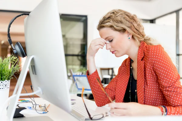 Young woman in office tired — Stock Photo, Image