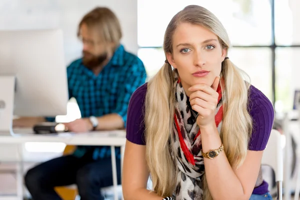 Junge Frau im Amt — Stockfoto