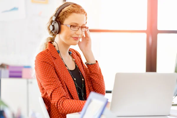 Junge Frau mit Handy im Büro — Stockfoto