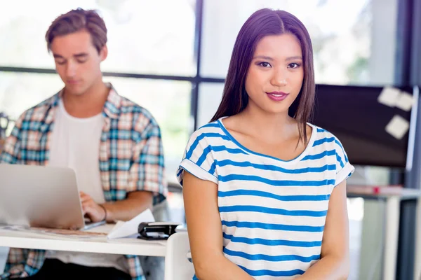 Jonge vrouw in functie — Stockfoto