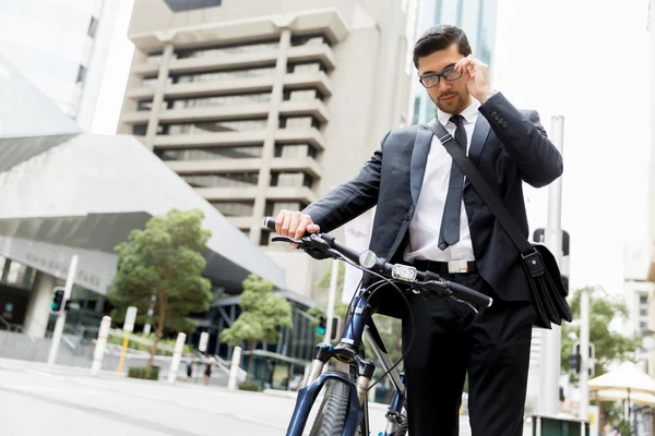 Young businessmen with a bike — Stock Photo, Image