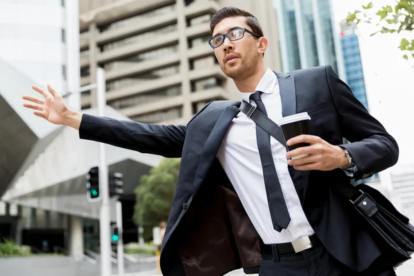 Joven empresario llamando a un taxi — Foto de Stock