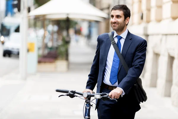 Jonge zakenmensen met een fiets — Stockfoto