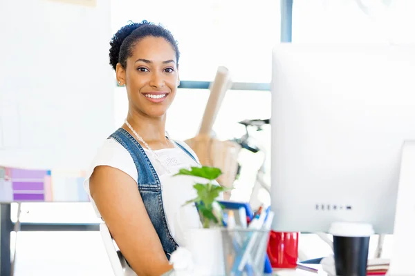 Porträtt av leende afro-american kontorsarbetare sitter i offfice — Stockfoto