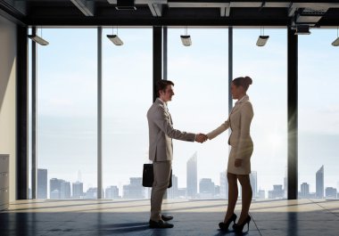 İş ortakları el sıkışma. Karışık teknik