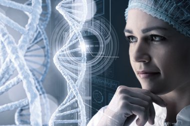 Laboratuvarda çalışan bilim adamı kadın. Karışık teknik