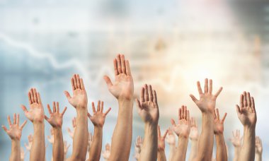 Bir grup insan kaldırdı elleriyle