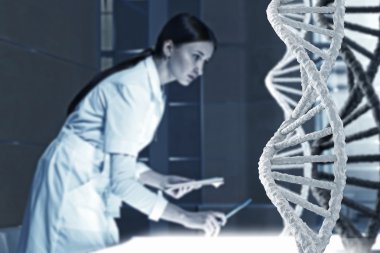 Laboratuvarda çalışan bilim adamı kadın. Karışık teknik