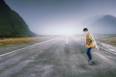Çocuk kaykay binmek. Karışık teknik