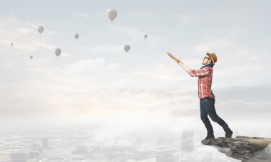 Hipster adam kitap ile. Karışık teknik