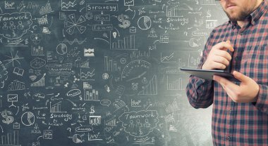 Dijital tablet kullanan adam. Karışık teknik