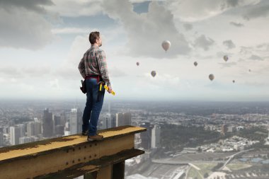 Yetişkin mühendis adam. Karışık teknik