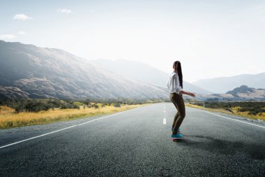 Kız kaykay binmek. Karışık teknik