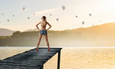 Hitch hiker kadın Köprüsü'nde. Karışık teknik