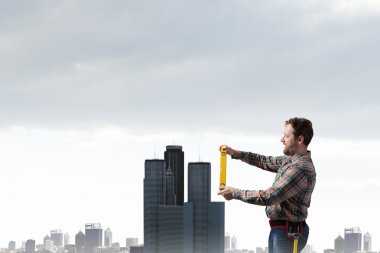 Yetişkin mühendis adam. Karışık teknik