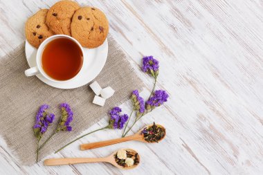 bitkisel çay ve kurabiye