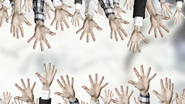 Gruppe von Menschen mit erhobenen Händen — Stockfoto