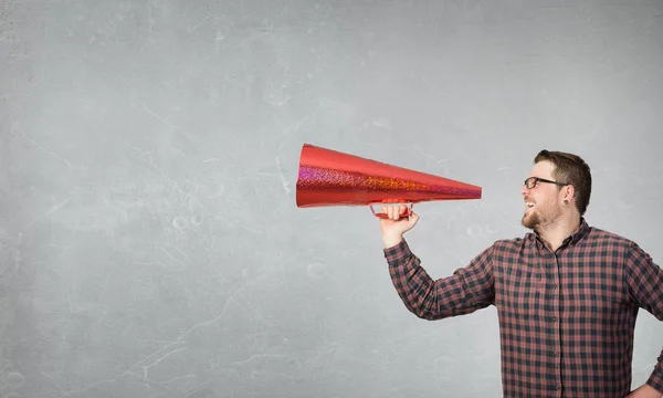 Hipster-Mann schreit in Trompeten. Gemischte Medien — Stockfoto