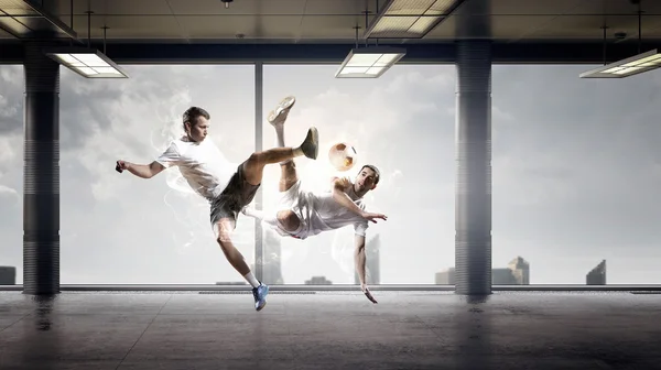 Jouer au football au bureau. Techniques mixtes — Photo