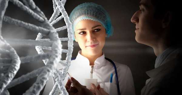 Científicos de bioquímica trabajando. Medios mixtos — Foto de Stock