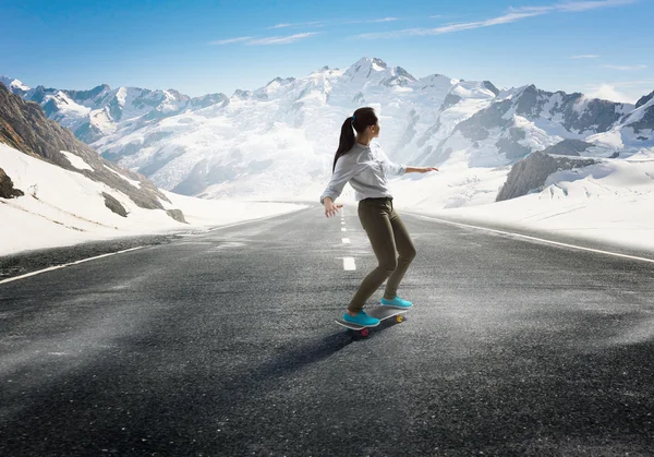 Flicka åka skateboard. Mixed media — Stockfoto