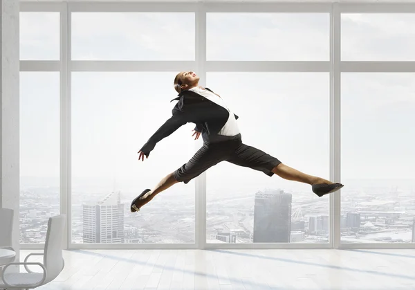 オフィスで実業家を踊る。ミクスト メディア — ストック写真