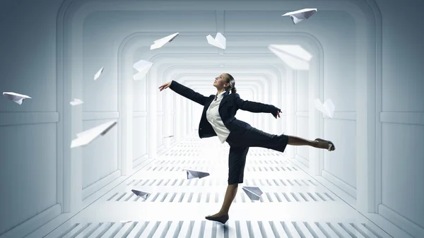 Dansande affärskvinna i virtuella rummet. Mixed media — Stockfoto