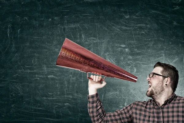 Hipster-Mann schreit in Trompeten. Gemischte Medien — Stockfoto