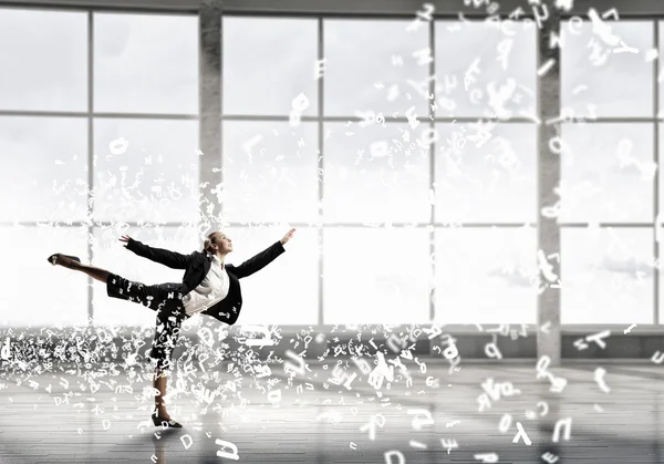 Bailarina de negocios en el cargo. Medios mixtos — Foto de Stock