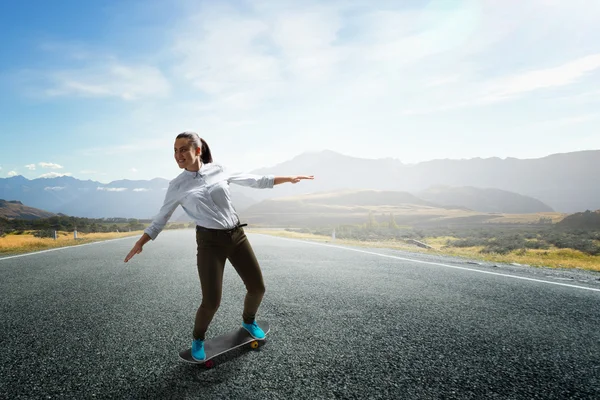 女孩骑滑板。混合媒体 — 图库照片