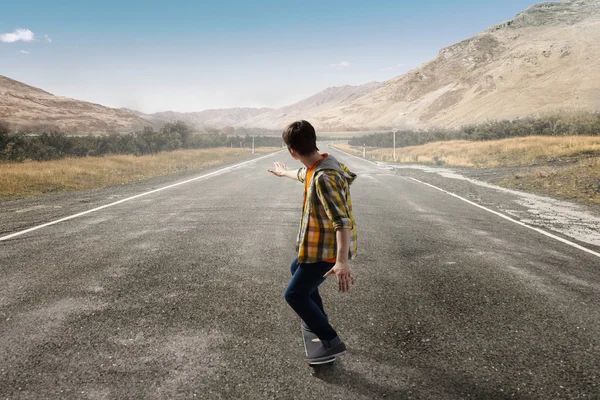 Çocuk kaykay binmek. Karışık teknik