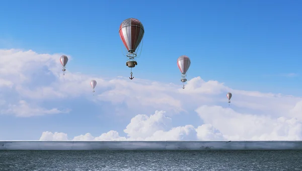 気球は空の上を飛んでします。ミクスト メディア — ストック写真