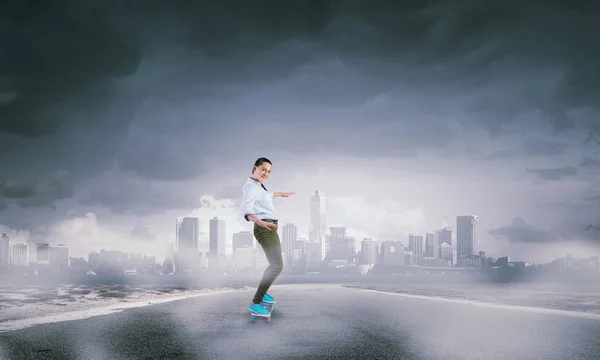 女の子は、スケート ボードに乗る。ミクスト メディア — ストック写真