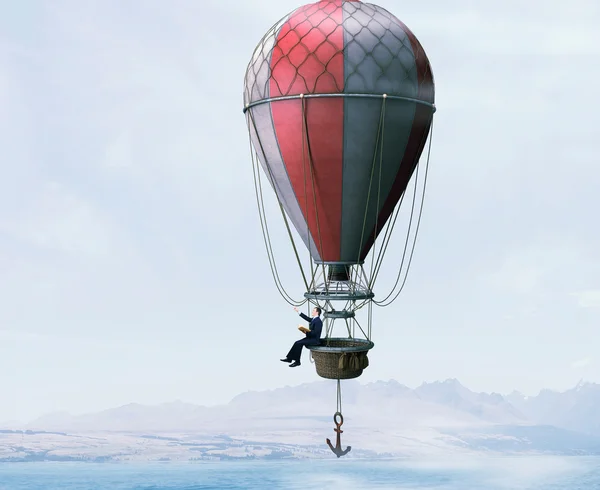 Ο άνθρωπος που ταξιδεύουν σε αερόστατο. Μικτή τεχνική — Φωτογραφία Αρχείου