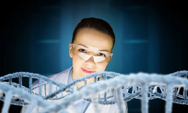 Mujer científica trabajando en laboratorio. Medios mixtos — Foto de Stock