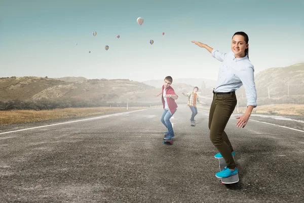 Jugendliche fahren Skateboards. Gemischte Medien — Stockfoto