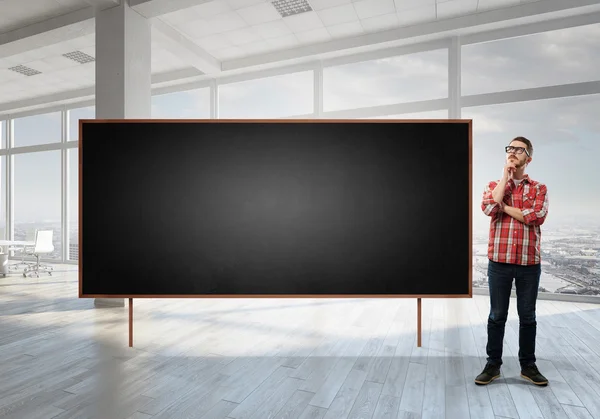 Student stojí na tabuli. Kombinovaná technika — Stock fotografie